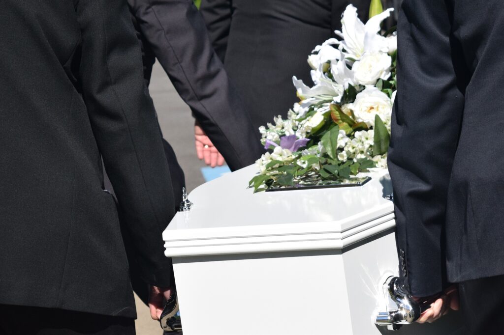 funeral ataud blanco